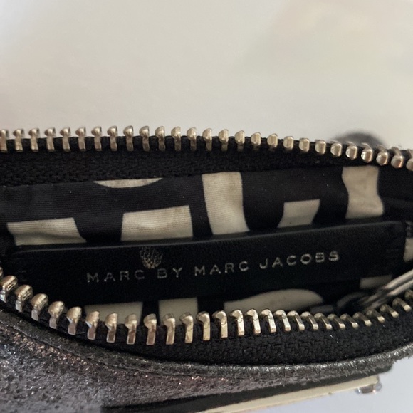 Pre-loved Marc by Marc Jacobs Metalic Siver Leather Purse - Picture 11 of 15